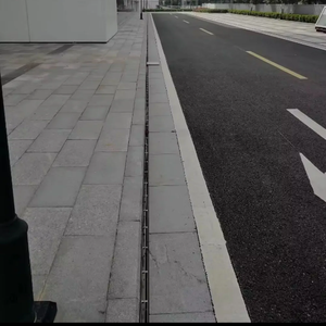 Fosso di drenaggio lineare in acciaio inossidabile OEM Forte resistenza alla pressione canale centrale con tre cuciture in resina per il nuoto povero