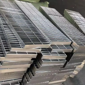 Hoge kwaliteit antislip gekartelde drainageafdekkingen 32 * 5 mm metalen bouwmaterialen stalen rooster