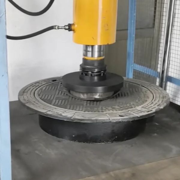 D400 Ductile Iron Manghole Cover.JPG