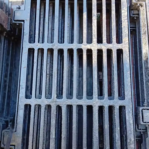 Fabricants de couvercles de trou d'égout ronds pour eaux usées en fonte nodulaire, traitement de couverture d'égout lourd 700*800