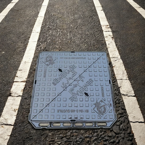 Kitemark-gecertificeerd EN124 D400 dubbele driehoekige 600X600 putdeksels en frames Gietijzeren diensten